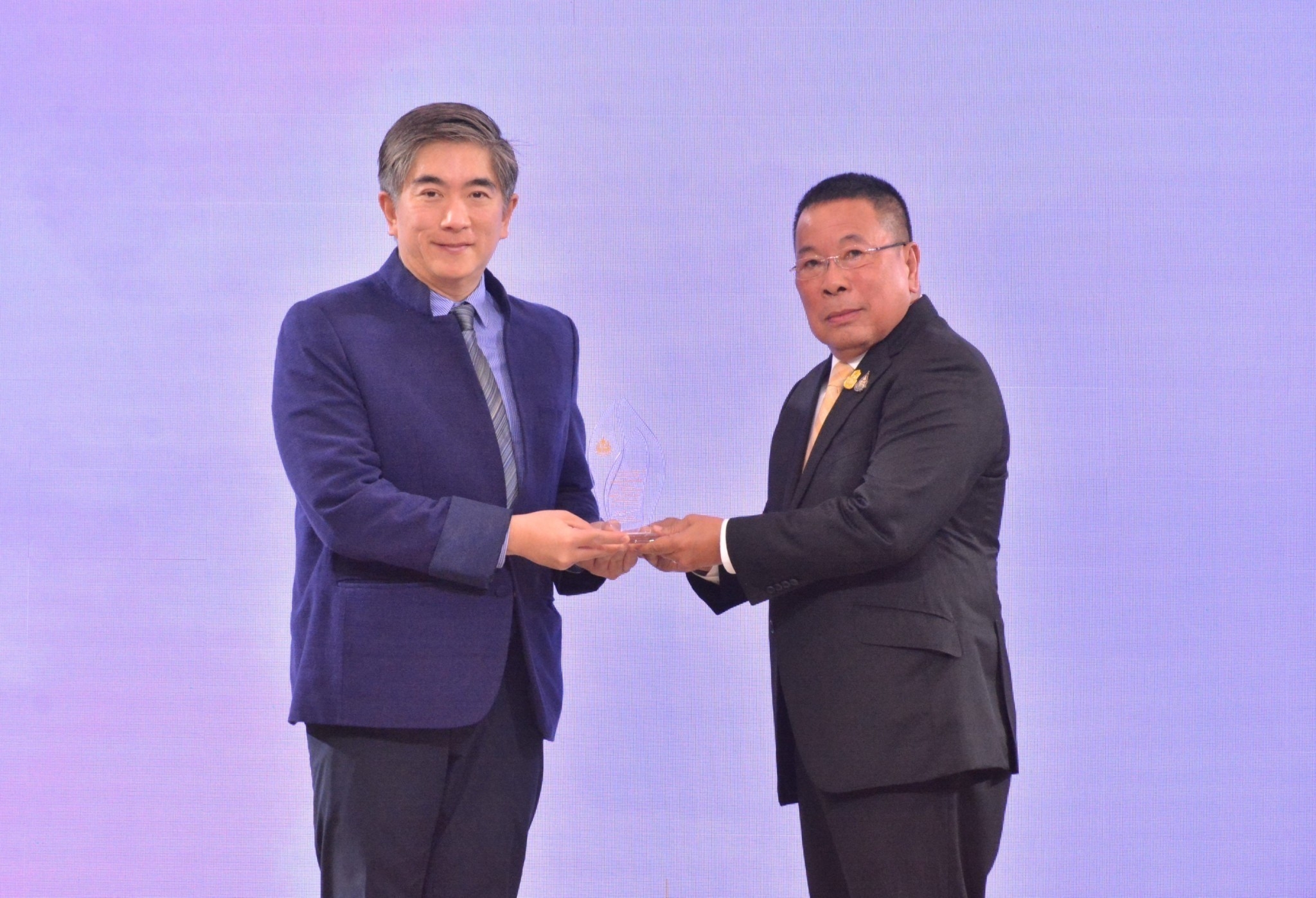 ภาพ ตลาดหลักทรัพย์ฯ รับโล่ประกาศเกียรติคุณการบริหารจัดการน้ำเสีย “ระดับทอง” ประจำปี 2565